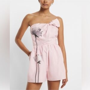 Express Pink Strapless Floral Romper Women’s Medium NWT Bow Detail Party Summer